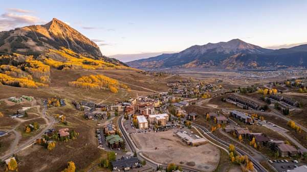 【The View】Mountain views over the town of Crested Butte
Listed with @BookTraverse