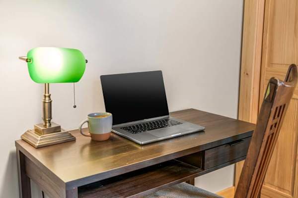 【Workspace】 Dedicated desk + external monitor hookup — 600Mbps WiFi, built for remote work.