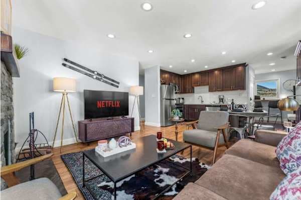 【Living Room】All-new furnishings and a smart TV for movie nights in
