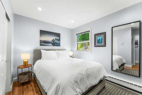 【Bedroom 2】Second queen with its own smart TV — couples or grandparents