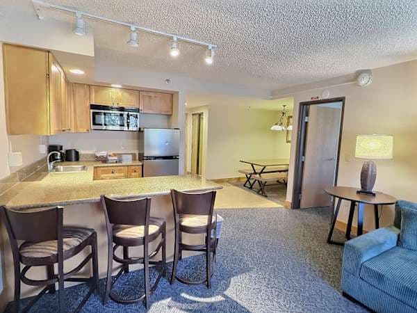 【Kitchen & Dining】Bar stools plus a full dining table — room to spread out the après-ski spread