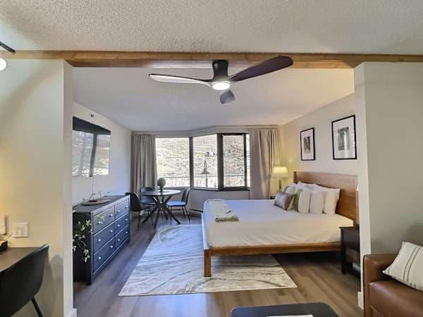 【Bedroom】King bed with a smart TV and a comfortable sitting area
Listed with @BookTraverse