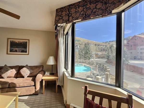 【Living Room】Floor-to-ceiling windows — coffee with the mountain in view
Listed with @BookTraverse
