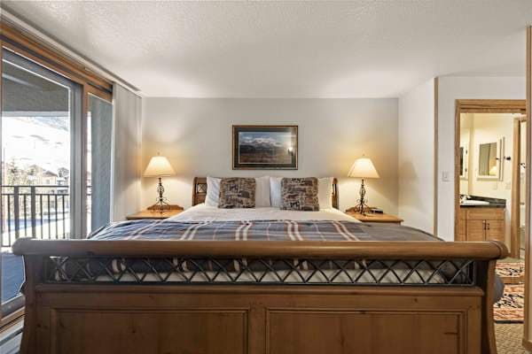 【Primary Bedroom】King bed, ensuite bath, blackout curtains — sleep in after powder days