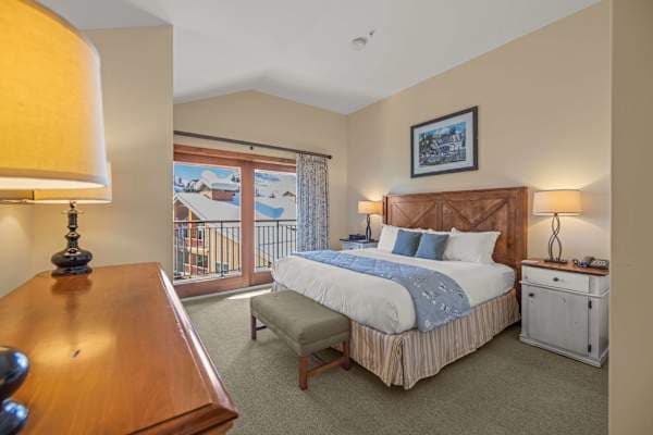 King bedroom | Listed with @BookTraverse