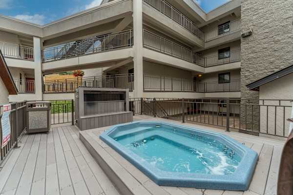 【Hot Tub】One of two building-shared hot tubs — open 365 days a year