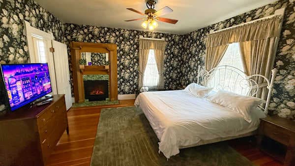 Bedroom 1: King bed + en-suite jacuzzi tub -- the group leader gets this one