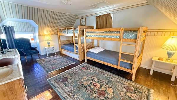 2 set of twin bunk beds
