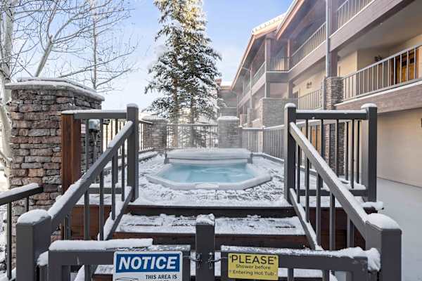 【Building Hot Tub】Outdoor soak after a long ski day — open year-round, shared with the building