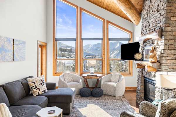 【Living Room】Floor-to-ceiling windows turn the great room into a viewing deck