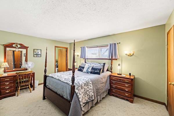 【Master Bedroom】 Queen bed with en-suite bath — the bonus twin room is right next door.