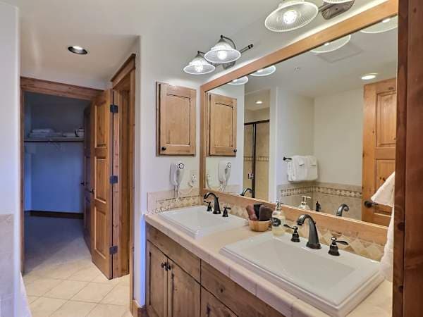 Ensuite Bath #1 with soaking tub and walk in shower | Listed with @BookTraverse