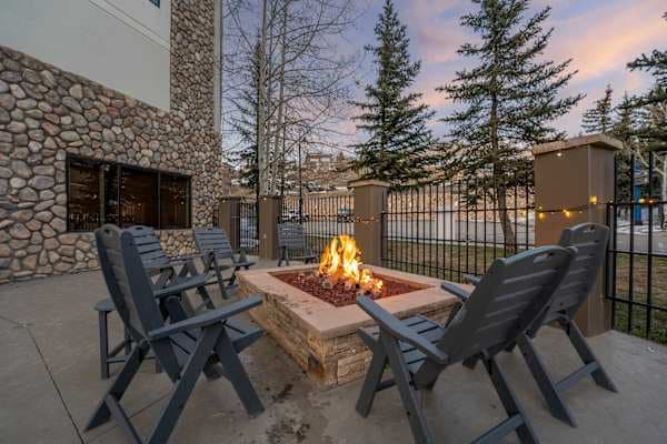 【Outdoor Firepit】Wind down outside with the dog — open seasonally