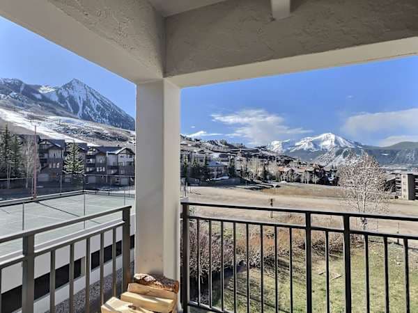 【Mountain View】Mt. Crested Butte + down-valley light from the balcony windows