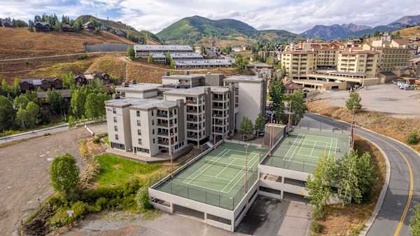 【Tennis & Pickleball】Shared Plaza courts with mountain backdrop — rare on a ski trip