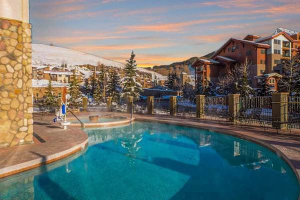 【Pool at Dusk】End the day in the heated pool as the peaks turn pink
