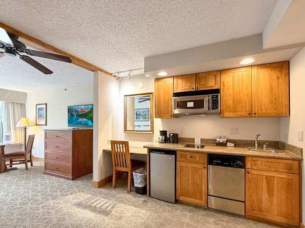 Excellent Location with Hot Tub, Pool, Steam Room & Gym Acces, Pets Okay in Colorado - photo 2