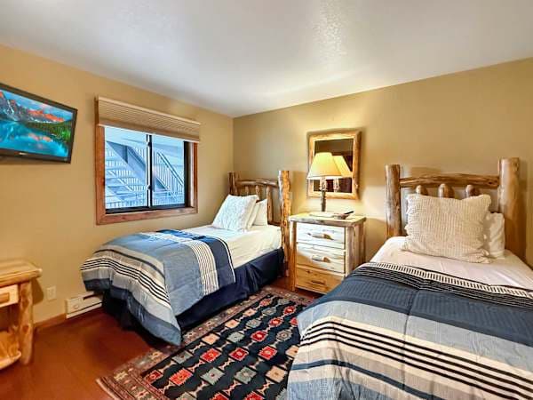 Twin Bedroom with Ensuite shared bath | Listed with @BookTraverse