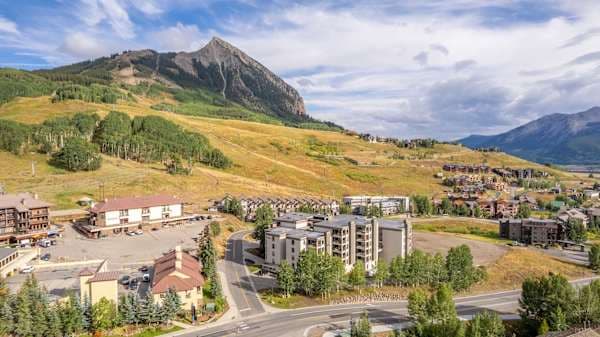 Centrally located for all mountain adventures | Listed with @BookTraverse