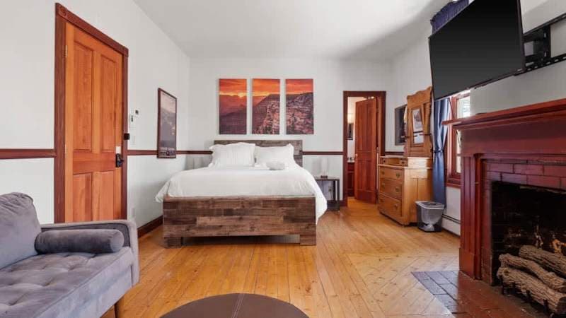 Suite w/ Hot Tub, Pool Table, Sauna, Spacious Deck