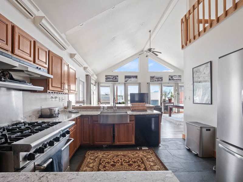 Suite w/ Hot Tub, Pool Table, Sauna, Spacious Deck