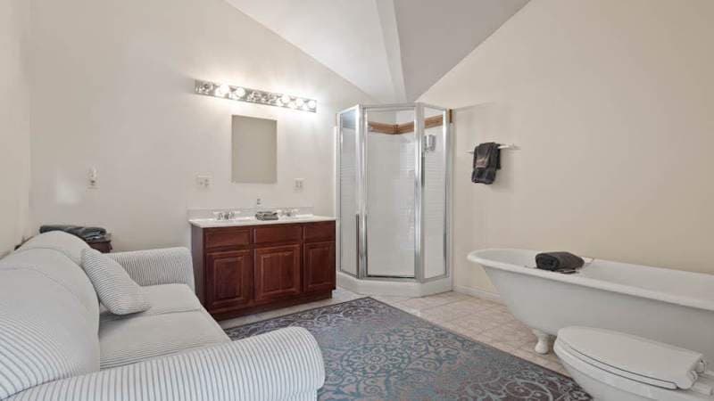 Elegant Suite: Hot Tub, Pool Table, BBQ, Sauna