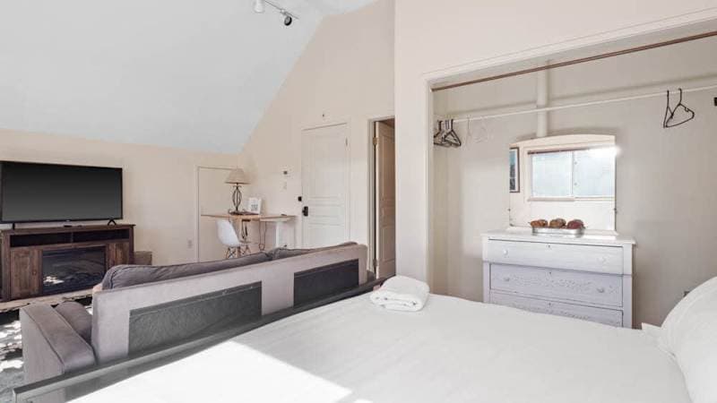 Elegant Suite: Hot Tub, Pool Table, BBQ, Sauna