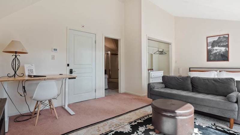 Elegant Suite: Hot Tub, Pool Table, BBQ, Sauna