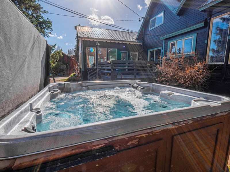 Elegant Suite: Hot Tub, Pool Table, BBQ, Sauna