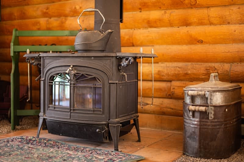 2BR Cabin–Deck Lake View & Access–BBQ, Pets OK!