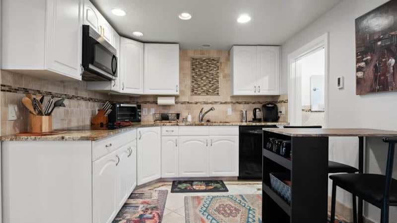 Charming Victorian 3BR - City Center - Turquoise