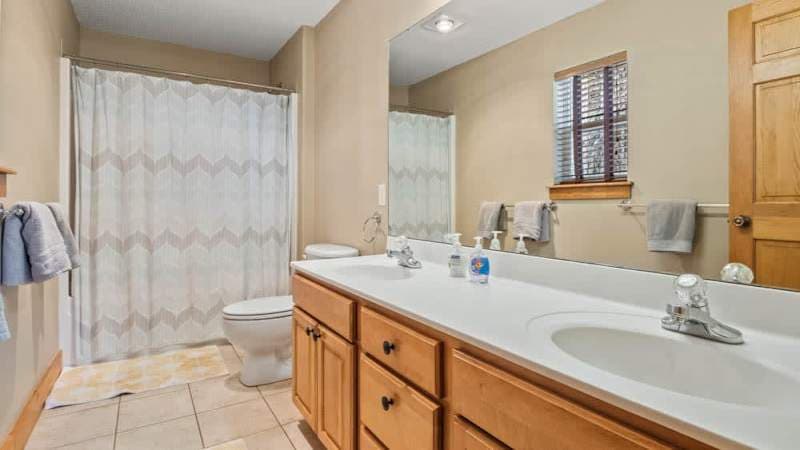 Hot tub, Arcades, Forest Vibe & Close to Downtown!