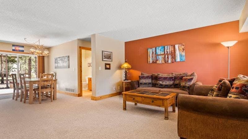 Hot tub, Arcades, Forest Vibe & Close to Downtown!