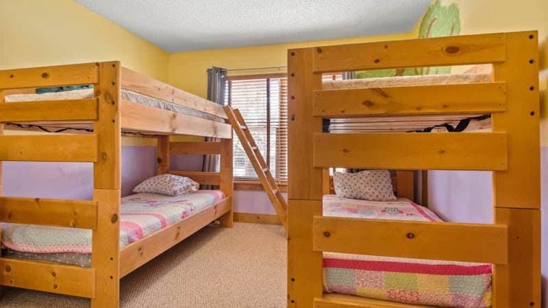 Hot tub, Arcades, Forest Vibe & Close to Downtown!