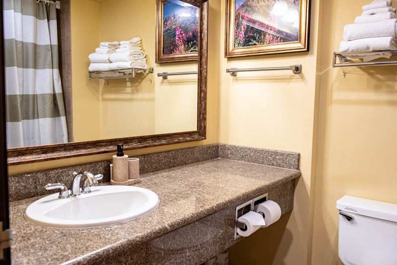 Larger 1BR w/ Pool, Hot Tub, Biking Trails