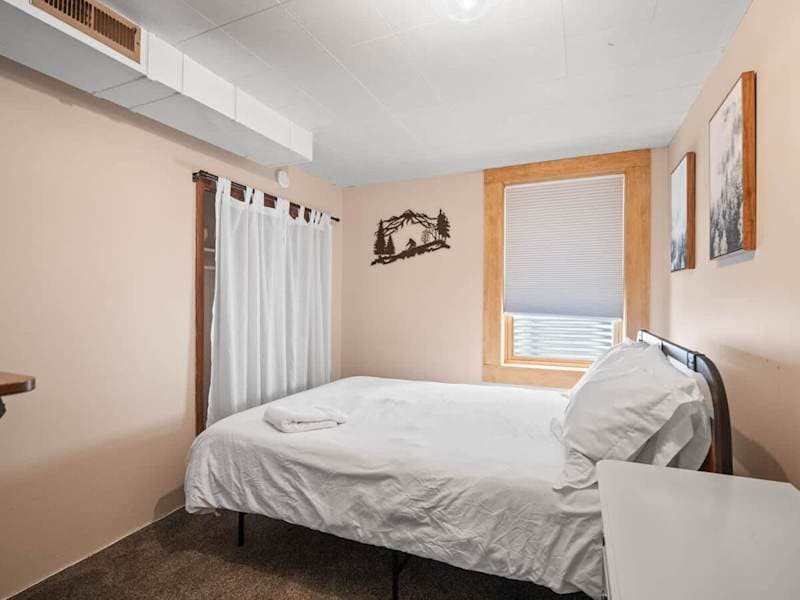Spacious 4BR - Deck, Grill, Pets OK & for Groups