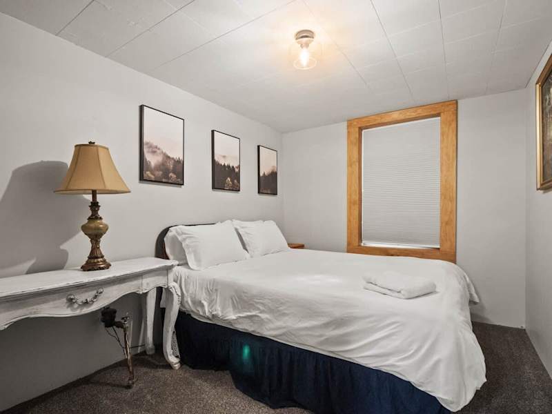 Spacious 4BR - Deck, Grill, Pets OK & for Groups