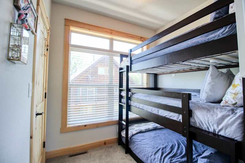 Riverfront 3BR Cabin - Hot Tub, Pool, Pets