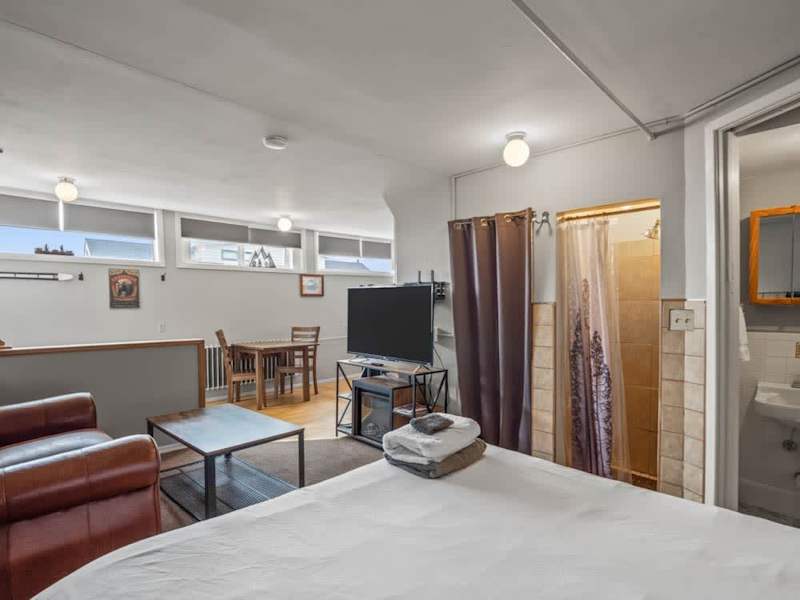 1BR Cozy Downtown Studio Condo: Hiking Nearby