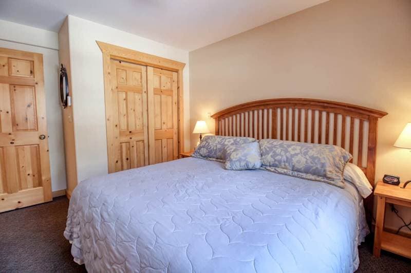 2BR w/ Loft - Fireplace, BBQ, Horseshoe Pit, Swing