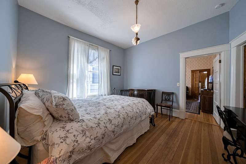4BR Victorian–Hot Tub–Short Walk to Harrison Ave