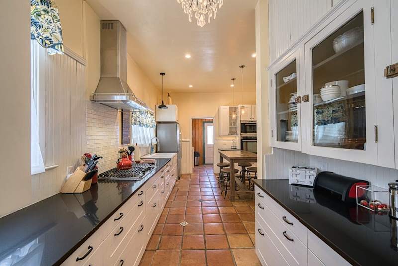 4BR Victorian–Hot Tub–Short Walk to Harrison Ave