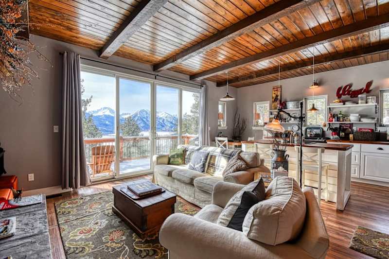 2BR Cozy Cabin: Mountain Views & Cozy Fireplace
