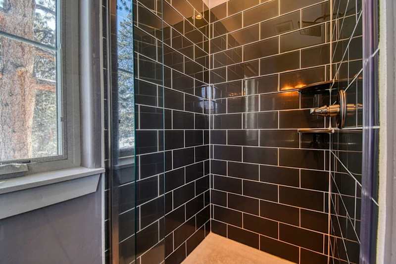 2BR Cozy Cabin: Mountain Views & Cozy Fireplace