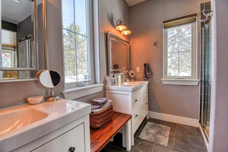 2BR Cozy Cabin: Mountain Views & Cozy Fireplace
