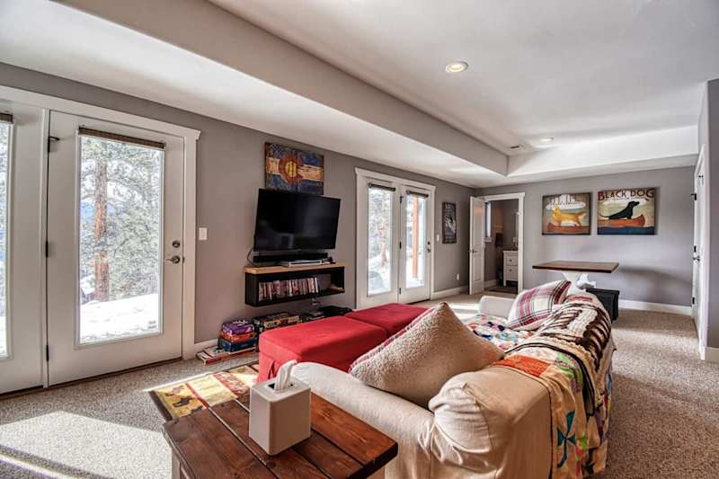 2BR Cozy Cabin: Mountain Views & Cozy Fireplace