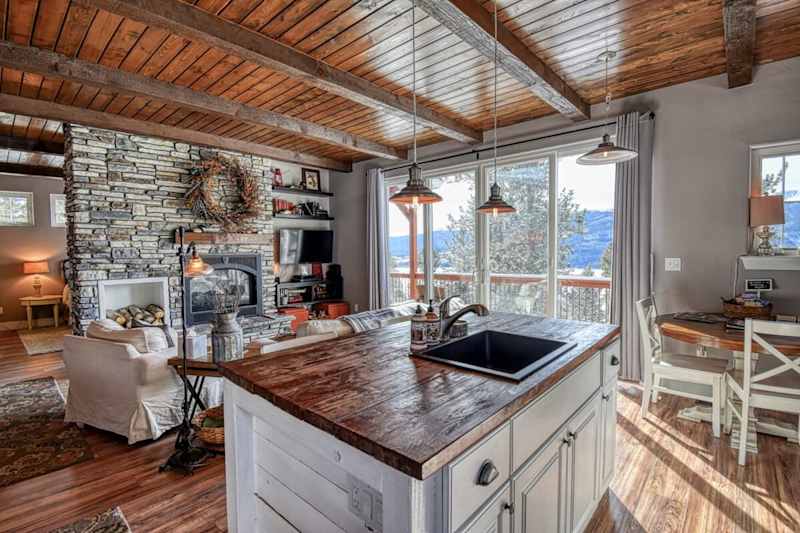 2BR Cozy Cabin: Mountain Views & Cozy Fireplace