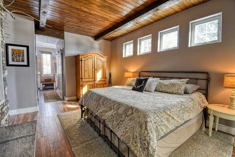 2BR Cozy Cabin: Mountain Views & Cozy Fireplace