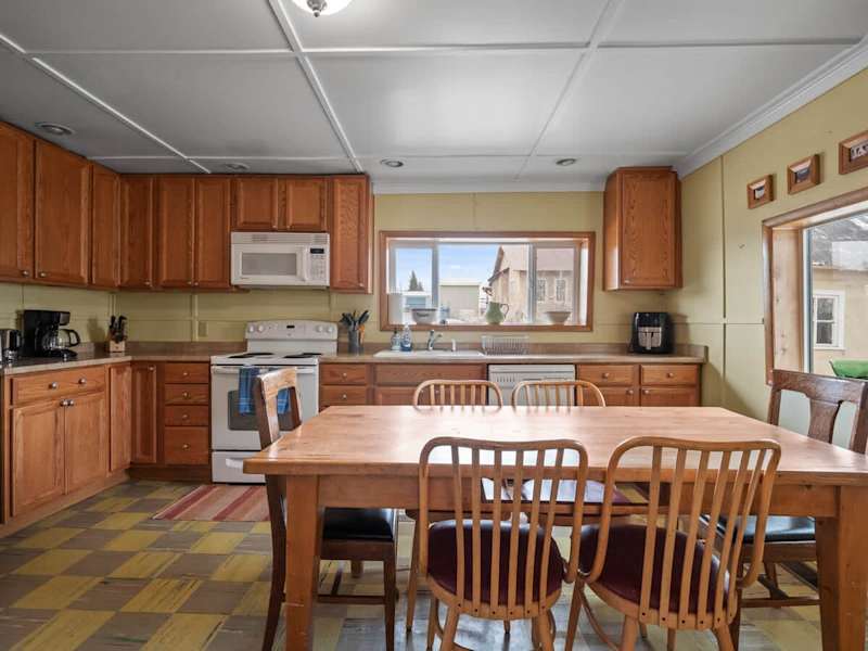 4BR Bungalow - Spacious Backyard & Pet Friendly