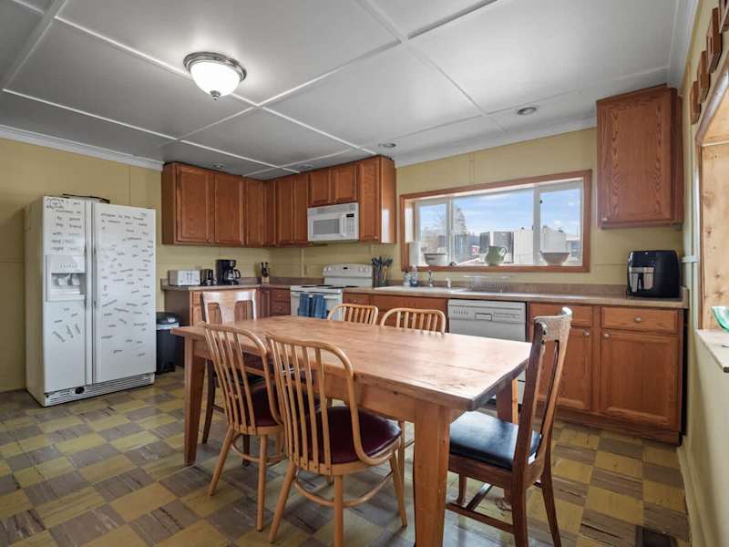 4BR Bungalow - Spacious Backyard & Pet Friendly